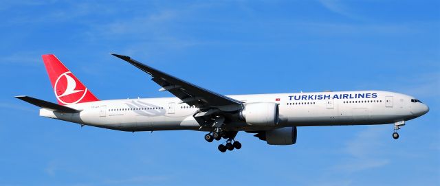 BOEING 777-300 (TC-JJI) - Taken from the threshold of 29L