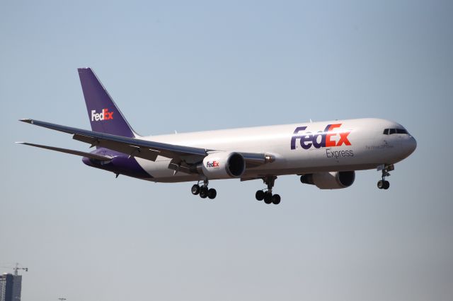 BOEING 767-300 (N118FE)