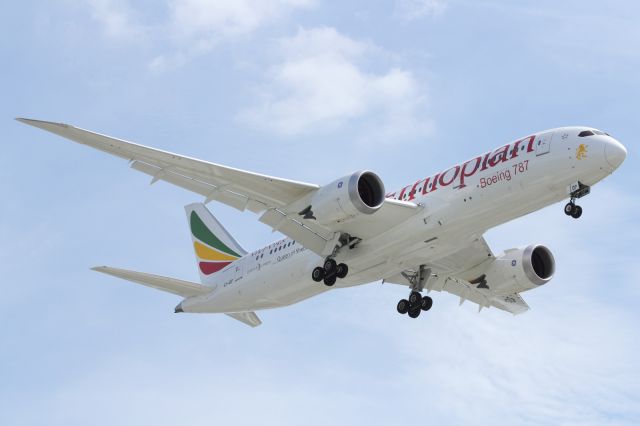 Boeing 787-8 (ET-ADP) - Approaching runway 027L at LHR.