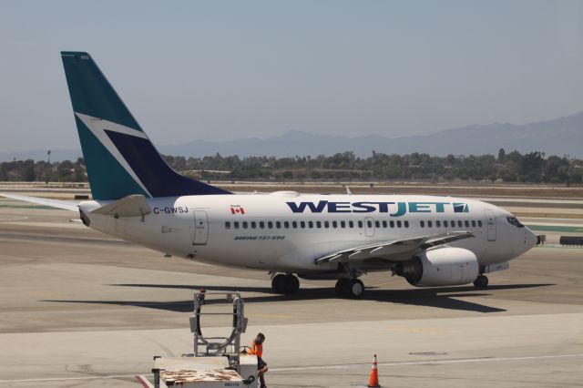 Boeing 737-700 (C-GWSJ) - Taxiing for departure 24L