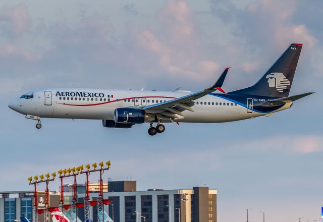 Boeing 737-800 (XA-AMV) - AeroMexico 692 arrives from Mexico City