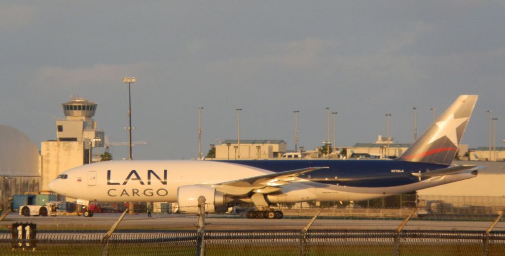 BOEING 777-200LR (N776LA) - Pushback!