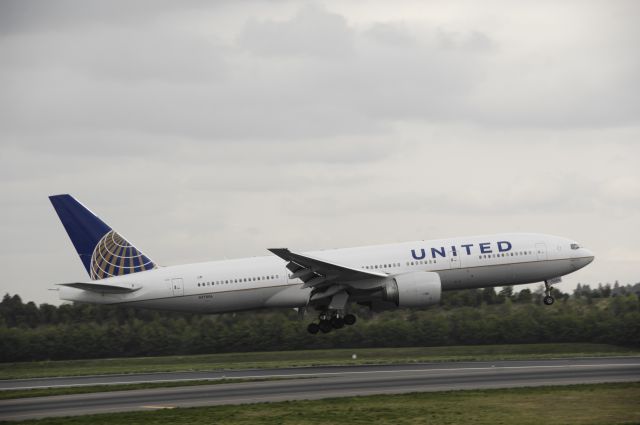 Boeing 777-200 (N77006) - Final Approach to Narita Intl Airport Rwy16R on 2013/04/18