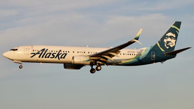 Boeing 737-900 (N275AK)