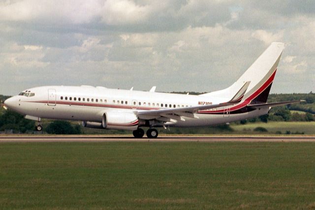 Boeing 737-700 (N171QS) - Departing rwy 26 on 1-Jul-04.  With NetJets Aviation from Dec-00 to Dec-04 when it became N254SJ then N339BA and N835BA for Boeing. 