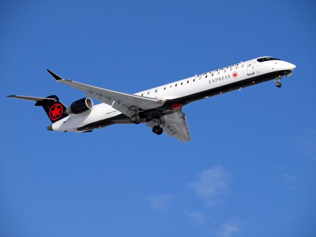 Canadair Regional Jet CRJ-900 (C-GLJZ) - Spotting