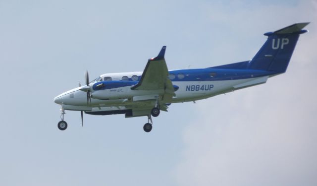 Beechcraft Super King Air 350 (N884UP) - On final is this Beechcraft Super King Air 350 in the Summer of 2018.