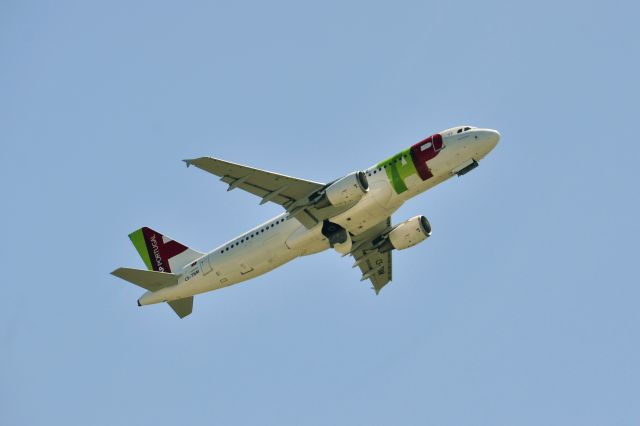 Airbus A320 (CS-TNM) - TAP Airbus A320-214 CS-TNM leaving Vienna 