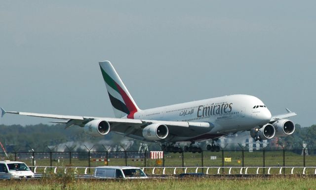 Airbus A380-800 (UAE147)