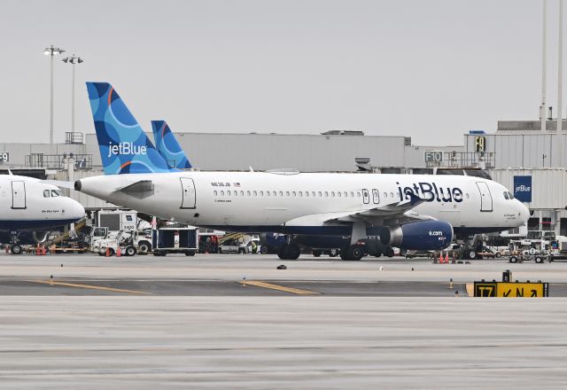 Airbus A320 (N636JB)