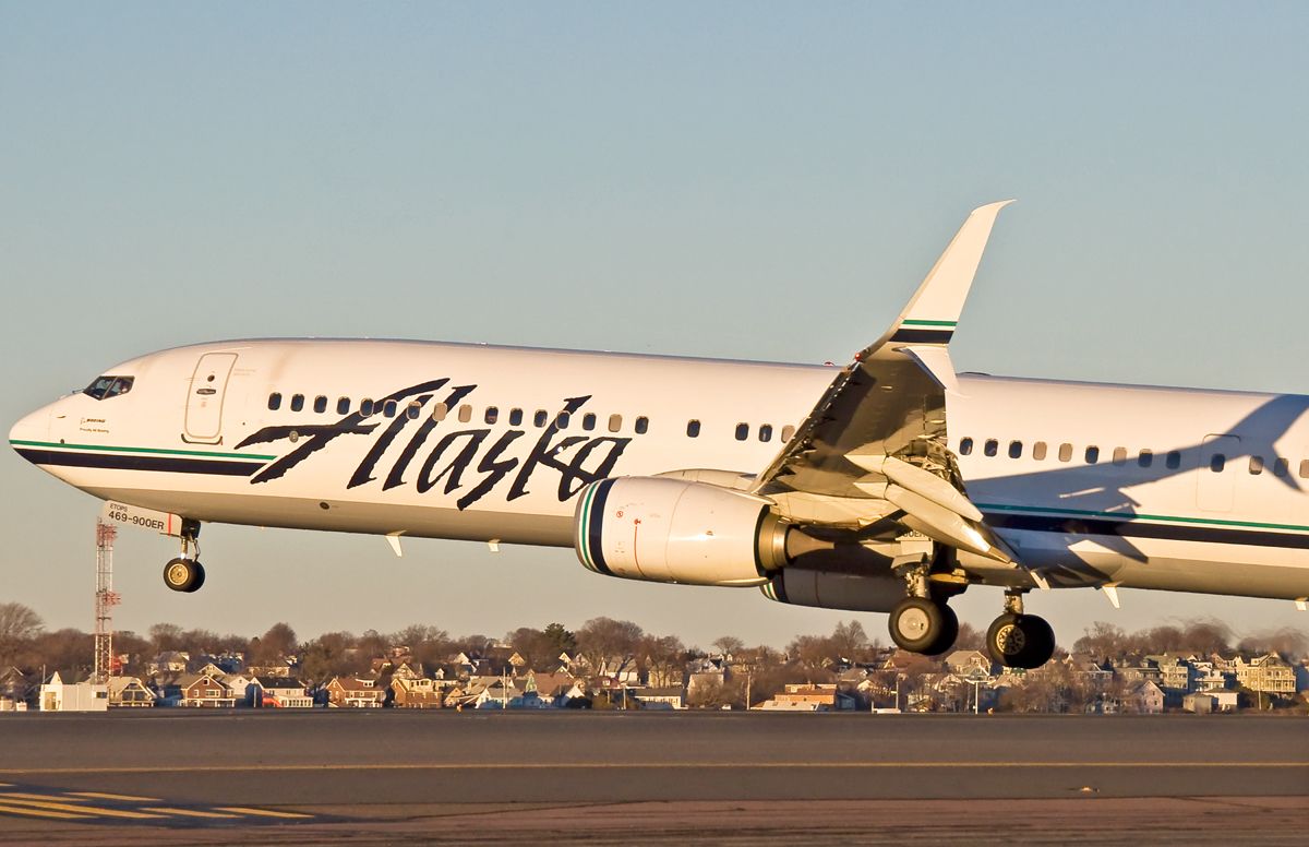 Boeing 737-900 (N469AS) - Warm winter sun