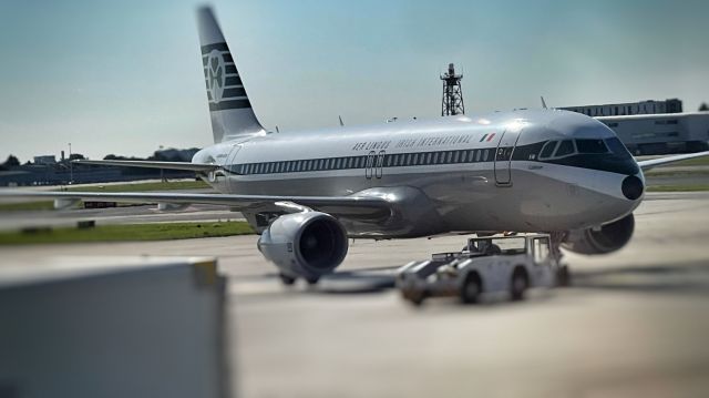 Airbus A320 (EI-DVM) - Retro livery on Aer Lingus A320