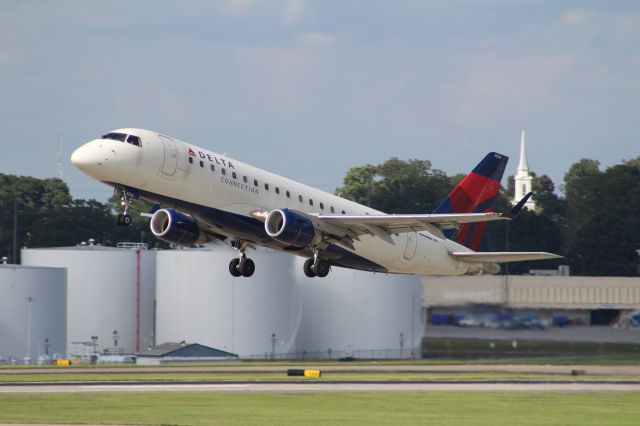 Embraer ERJ 175 (N234JQ)