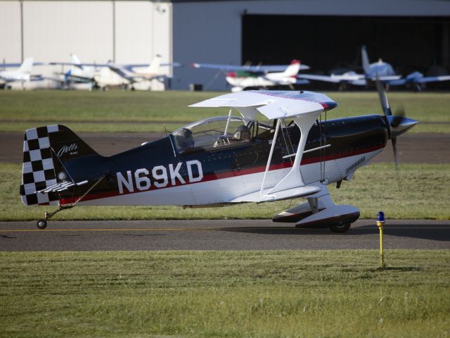 N69KD — - TAxiing out for departure runway 26.