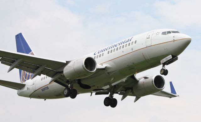 Boeing 737-700 (N39728) - Continental airlines flight 358, moments away from burning rubber on runway 19- I love that smell!