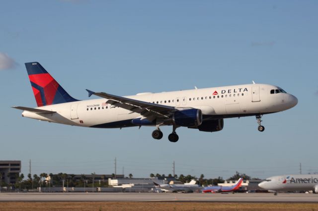 Airbus A320 (N332NW) - 04/03/18 6:15 landing at the Miami airport.