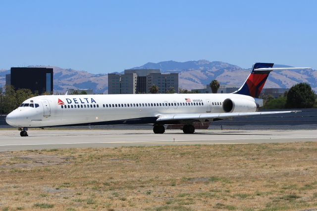 McDonnell Douglas MD-90 (N909DA)