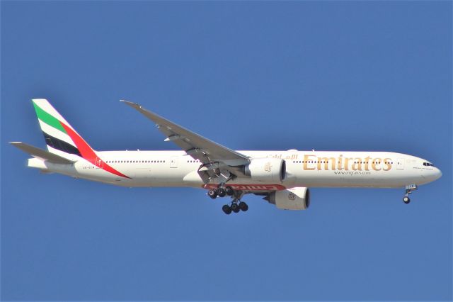 Boeing 777-200 (A6-ECW)