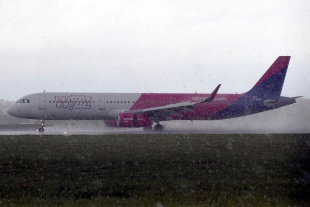 Airbus A321 (G-WUKI) - Landing on rwy 26 in a hail storm on 8-May-19 operating flight WUK3605 from LRSV.