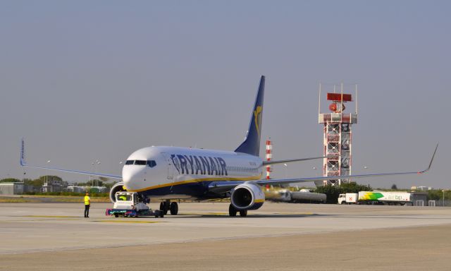 Boeing 737-700 (EI-ENR) - Ryanair Boeing 737-8AS(WL) EI-ENR Leaving Bari Karol Wojtyła Airport