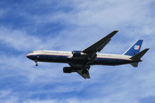 BOEING 767-300 (N665UA) - Landing at SFO from HNL on 11/4/10