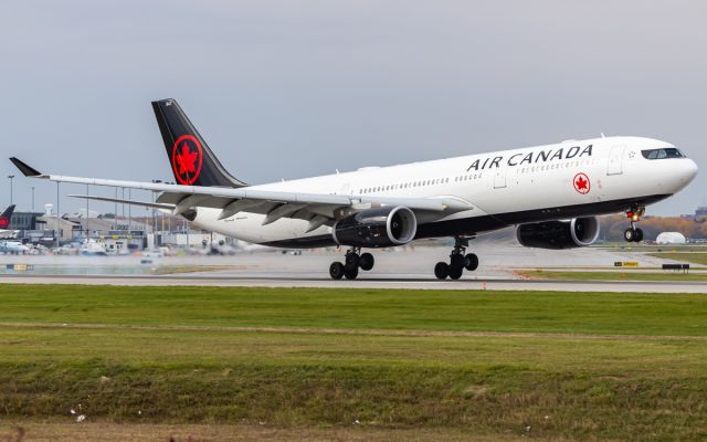 Airbus A330-300 (C-GOFW)