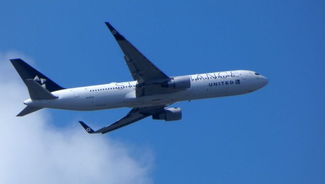 BOEING 767-300 (N653UA) - Upwind of the airport is this 1992 United Airlines "Star Alliance" Boeing 767-300 in the Summer of 2019.