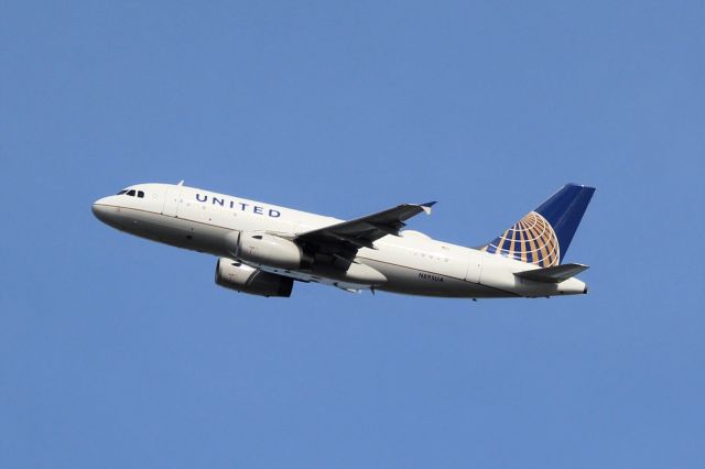 Airbus A319 (N895UA) - United Airlines (UA) N895UA A319-132 (cn3020]br /Chicago O’Hare (ORD). United Airlines flight UA407 climbs out of O’Hare for Denver International (DEN).br /br /Taken from Metra O’Hare Transfer station platform.br /2018 06 07br /a rel=nofollow href=http://alphayankee.smugmug.com/Airlines-and-Airliners-Portfolio/Airlines/AmericasAirlines/United-Airlines-UAhttps://alphayankee.smugmug.com/Airlines-and-Airliners-Portfolio/Airlines/AmericasAirlines/United-Airlines-UA/a