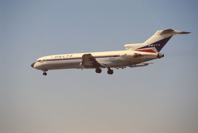 BOEING 727-200 (N401DA) - Final Approach to KLAX Intl Airport on 1989/08/31