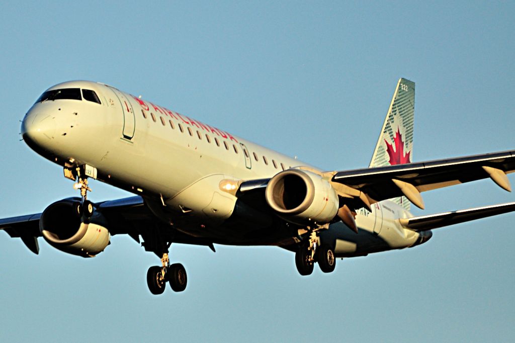 Embraer ERJ-190 (C-FNAP)