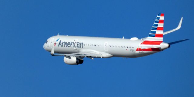 Boeing 737-800 (N996AN) - Shortly after departure is this 2001 American Airlines Boeing 737-823 in the Winter of 2022.