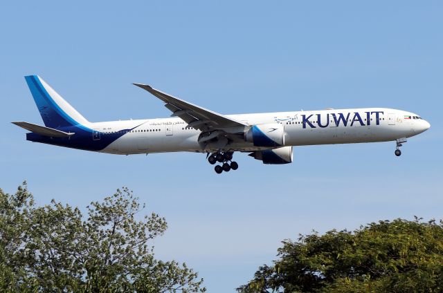 BOEING 777-300 (9K-AOI) - 'Kuwaiti 117' arriving from Kuwait International Airport