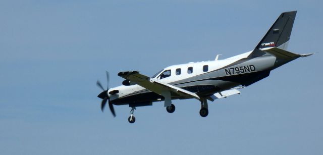 Socata TBM-700 (N795ND) - About to touch down is this 2001 Socata TBM-700 in the Summer of 2023.