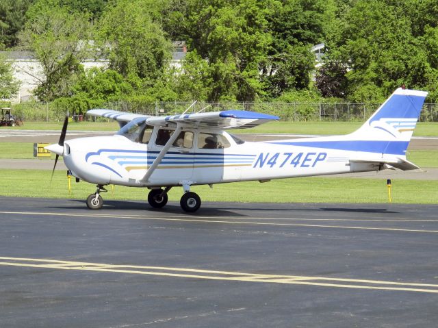 Cessna 152 (N474EP) - This C172 can be rented for training from Arrow Aviation at the Danbury KDXR airport.