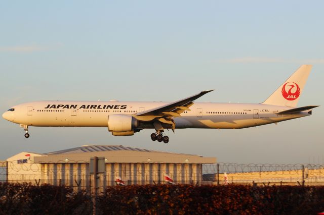 BOEING 777-300ER (JA742J) - A Japan Airlines B777-300ER on final approach into LHR, landing on runway 27L.br /br /Location: Great South-West Road.br /Date: 20.12.22 (dd/mm/yy),