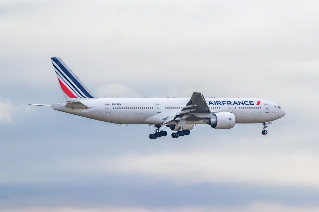 Boeing 777-200 (F-GSPN) - An Air France 777-200 landing at DFW on 11/25/22. Taken with a Canon 850D and Tamron 70-200 G2 lens.