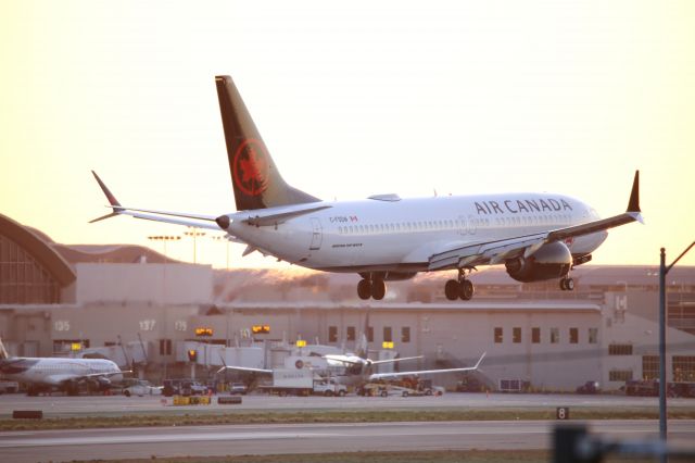 Boeing 737 MAX 8 (C-FSDW)