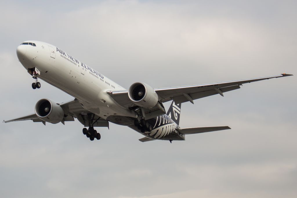BOEING 777-300ER (ZK-OKM)