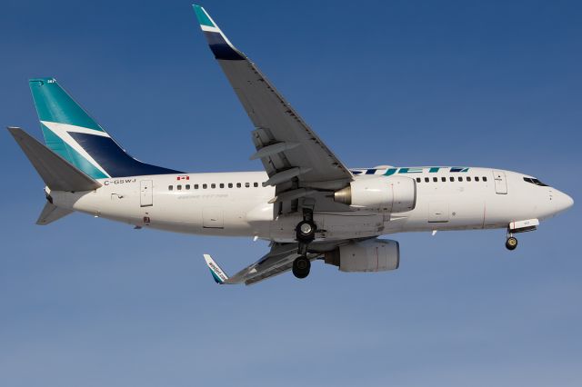 Boeing 737-700 (C-GSWJ) - Upclose and Personal landing in Toronto in early morning!br /br /a rel=nofollow href=http://www.jetphotos.net/viewphoto.php?id=7758054http://www.jetphotos.net/viewphoto.php?id=7758054/a