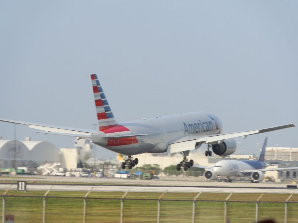 Boeing 777-200 (N790AN)