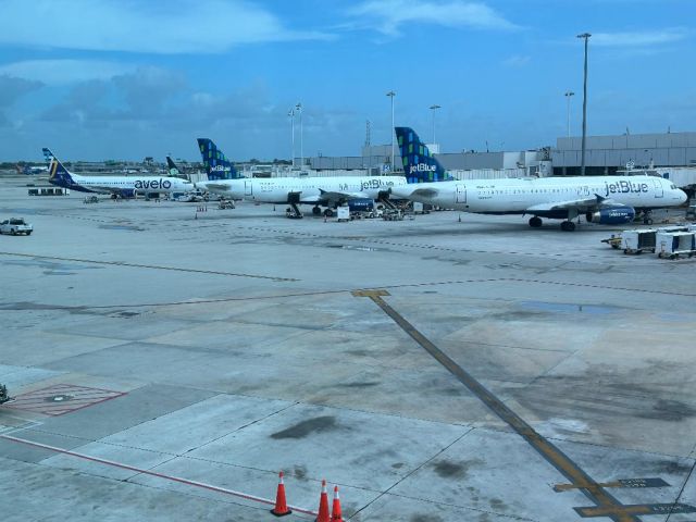 N583JB — - N538JB to BQN, N570JB to PUJ, N705VL to HVN, C-FLEJ to YYZ with WN on the runway
