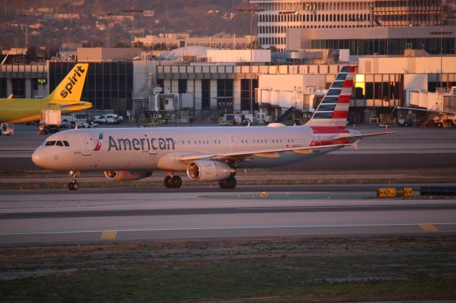 Airbus A321 (N982VJ)