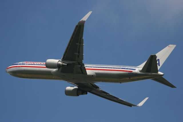 BOEING 767-300 (N394AN) - Boeing 767-323, Take off rwy 06R, Roissy Charles De Gaulle airport (LFPG-CDG)