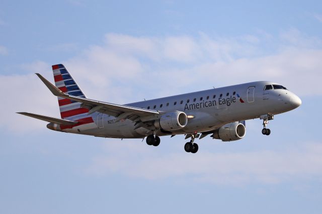 Embraer 175 (N257NN) - An early morning arrival for AA4131 from Dallas (KDFW), 21 Jun 2021.
