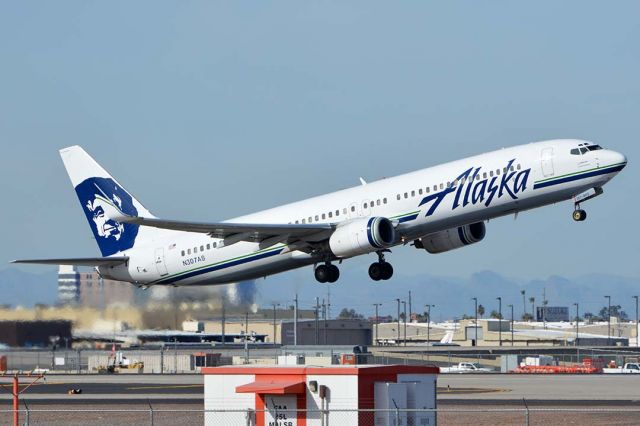 Boeing 737-900 (N307AS) - Alaska Boeing 737-990 N307AS  at Phoenix Sky Harbor on January 22, 2016. Itfirst flew on April 27, 2001. Its construction number is 30015. It was delivered to Alaska on May 29, 2001. 