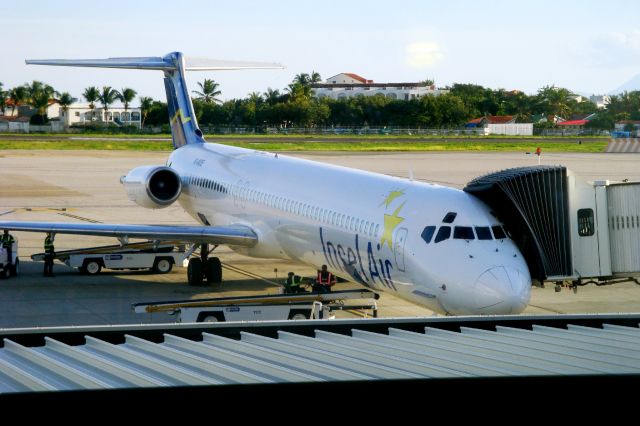 McDonnell Douglas MD-83 (PJ-MDE)