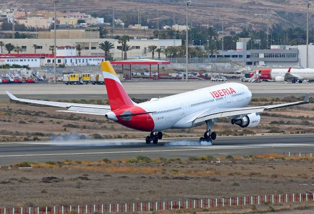 Airbus A330-200 (EC-MLP) - Landing on runway 03L.