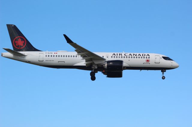 Airbus A220-300 (C-GJYE)