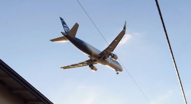 Embraer ERJ 175 (N402SY) - Alaska (SkyWest) #1303 on Short Final for RWY 27