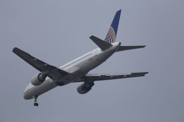 Boeing 757-200 (N528UA)